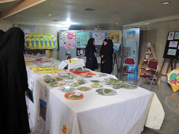 به مناسبت هفته سلامت  نمایشگاهی از فعالیتها ی فرهنگی هنری دانش آموزان با محوریت شعار این هفته (( یک عمر سلامت ، باخود مراقبتی)) برگزار شد