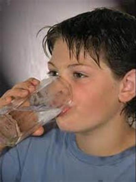 نوجوانان نوشیدن آب رادرطول روزفراموش نکنند.