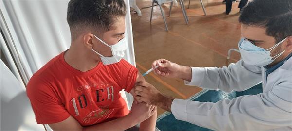 💉 اجرای طرح ضربتی واکسیناسیون دانش آموزان به ثمر نشست/ حدود ۹۳/۳ درصد نوجوانان ۱۲ تا ۱۸ ساله استان کرمانشاه نوبت اول واکسن خود را دریافت کردند
